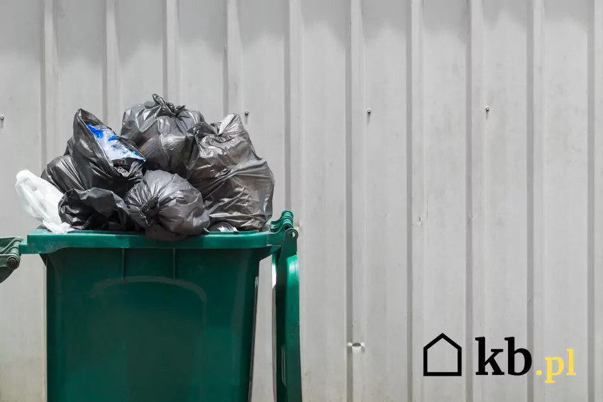 Plastikowe karty będą wydawane w oparciu o deklaracje śmieciowe śmieciu w koszu