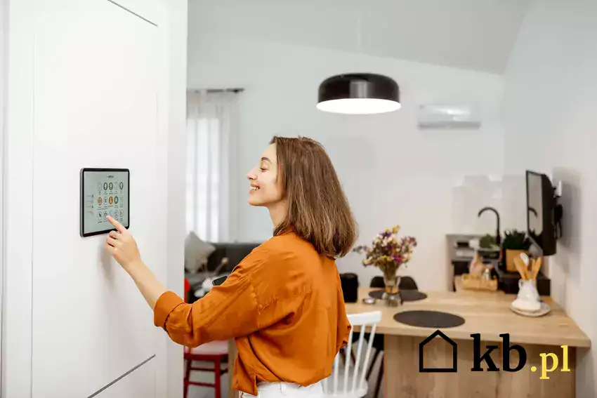 Kobieta kontrolująca sprzęty smart home