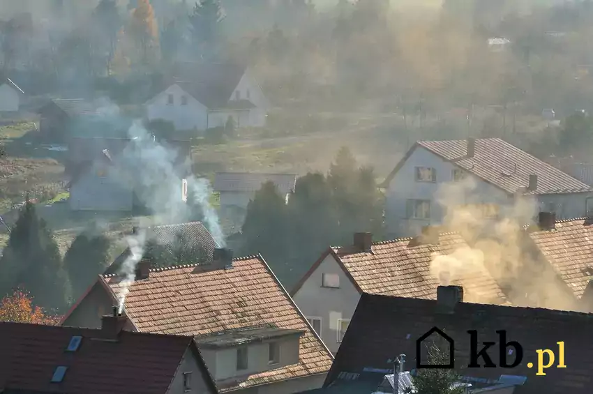Dym z kominów domków jednorodzinnych
