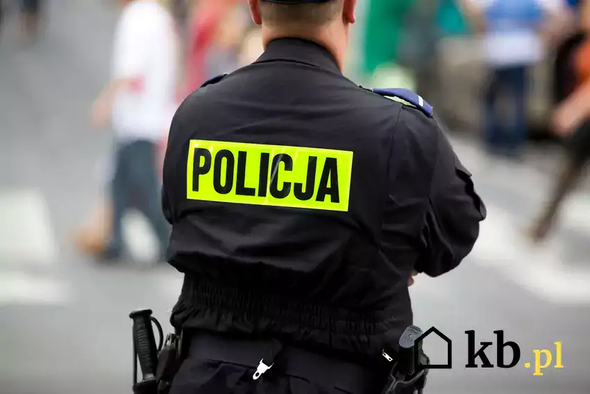 Policjant składający raport przestępstwa