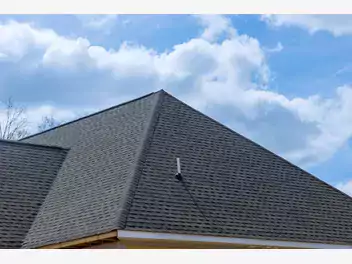 Ilustracja artykułu czy można położyć nowy dach na starym pokryciu?