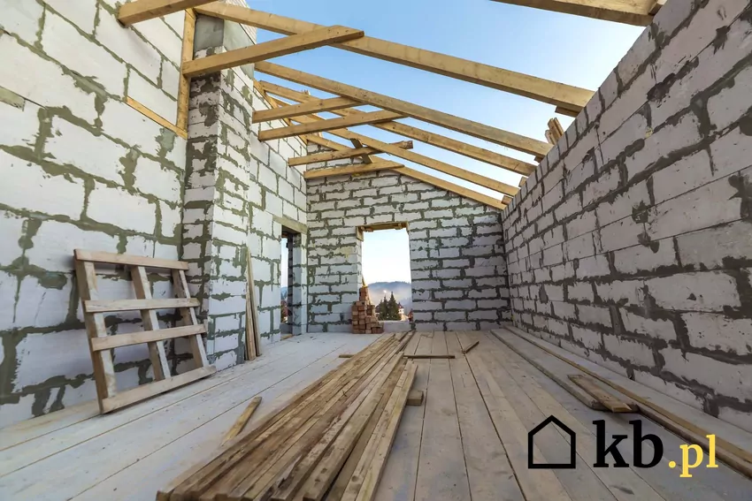 Jak obliczyć ile pustaków będzie potrzebnych do budowy domu, jak wyliczyć ilość potrzebnych bloczków do budowy domu na podstawie projektu budowlanego Pustostan z cegieł, budowa domu w toku, cegieł o jakich wymiarach użyć do budowy domu, jakie są rodzaje cegieł i jakie są odpowiednie do budowy domu