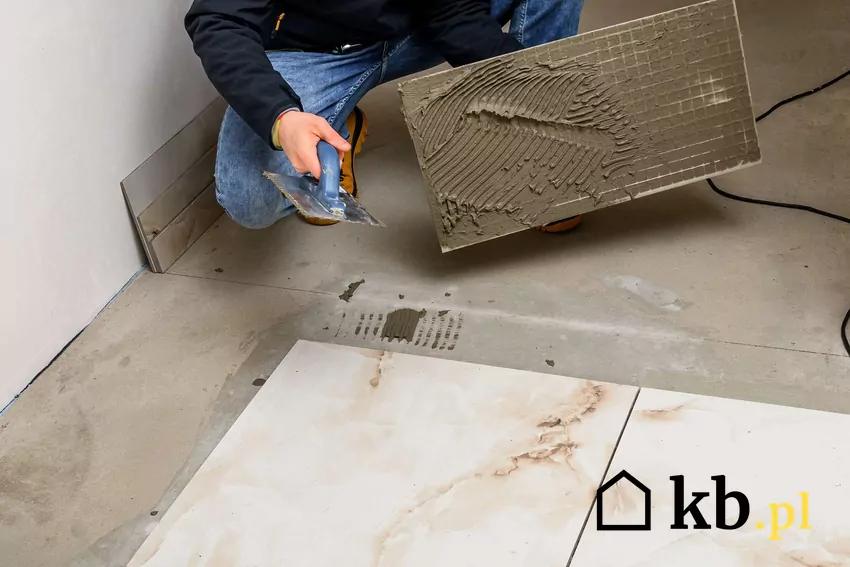 Dobrze rozrobiony klej do płytek umożliwia wygodny montaż Glazurnik klejący płytki podłogowe