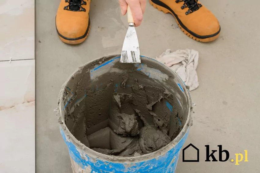 Odpowiednie proporcje wody i kleju zapewniają najlepszą jakość mieszanki Rozrobiony w wiadrze klej do płytek