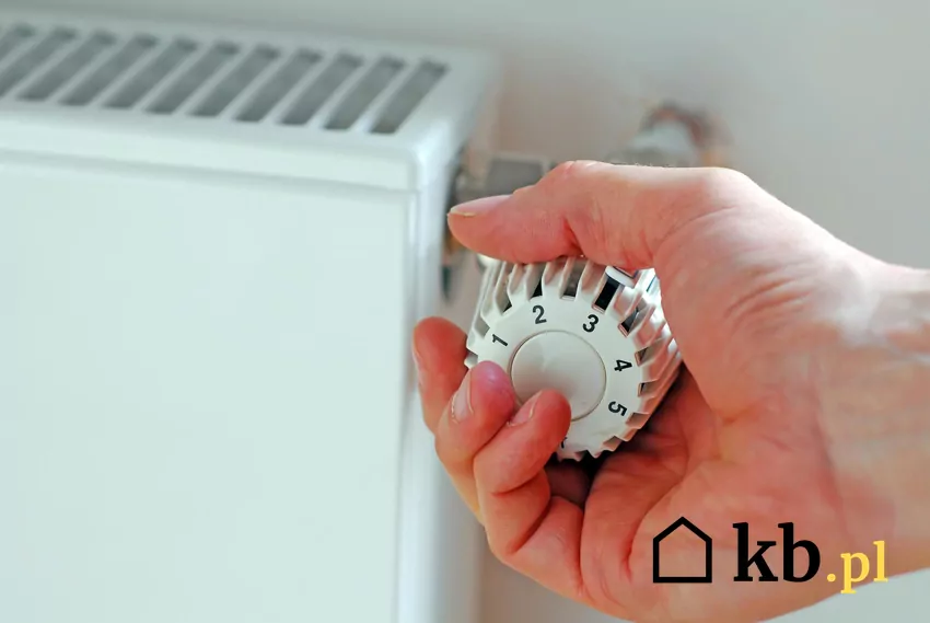 Jednym z pomysłów na oszczędzanie energii jest zakręcanie grzejników