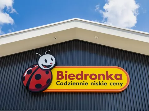 Prawdziwy pogromca cen w nowej gazetce Biedronki. Najpopularniejsza kawa w tak taniej odsłonie dawno nie była!