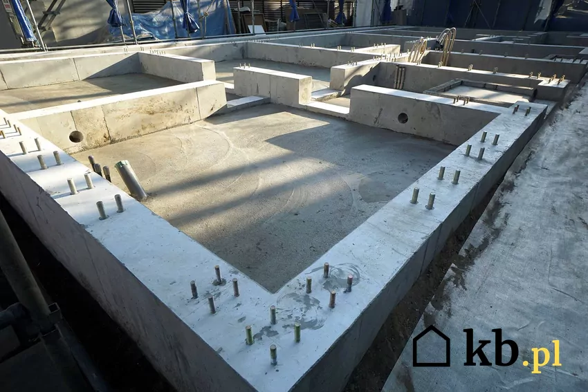 Uziom fundamentowy - co to jest, jak go wykonać prawidłowo Uziom fundamentów musi być wykonany sprawnie i praktycznie od razu. Jest kilka rodzajów uziomu fundamentowego, ich wybór jest uzależniony od specyfiki budynku.