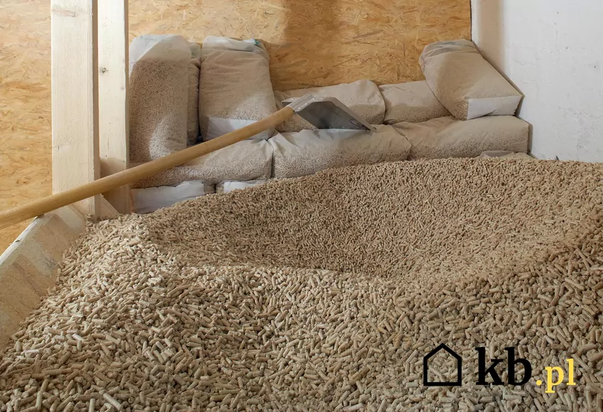 Pellet sprzedawany w dużych opakowaniach albo całymi paletami jest tańszy niż w małych workach 15 kg