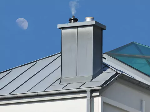 Praktyczny poradnik: obudowa komina blachą