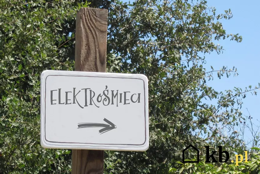 Miejskie punkty elektroodpadów mają ułatwić mieszkańcom Bydgoszczy pozbywanie się drobnych elektrośmieci bez konieczności jeżdżenia do stacjonarnego PSZOK-u. tabliczka z napisem elektrośmieci
