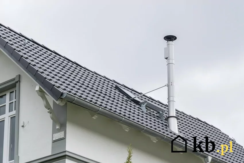 Komin i dach nie powinny być połączone całkowicie na sztywno – zmiany temperatury powodują niewielkie ruchy obu konstrukcji komin