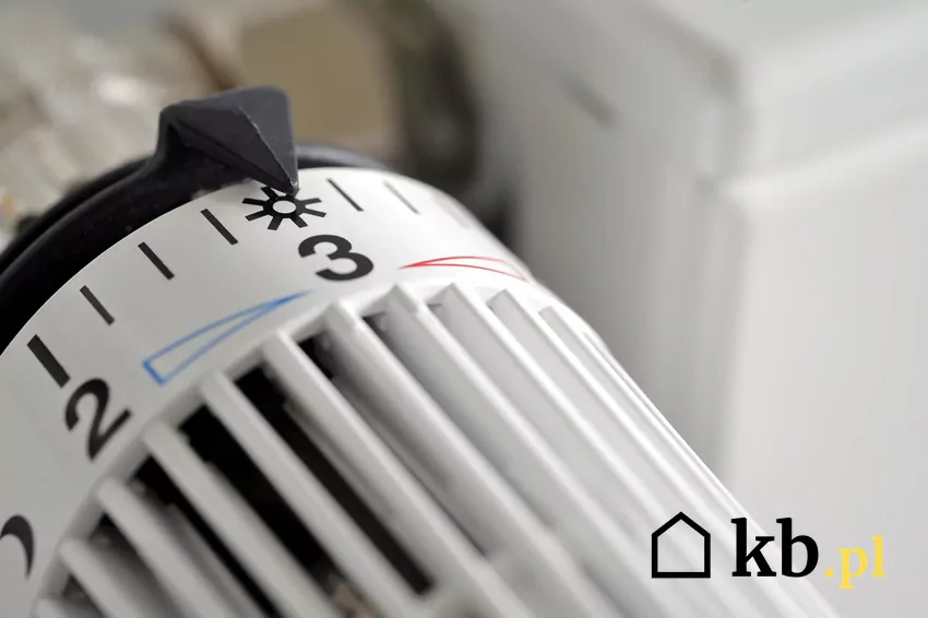Termostat w pomieszczeniu pomaga utrzymać odpowiednią temperaturę Najlepsze wyniki daje połączenie regulacji pogodowej z termostatem w pomieszczeniu