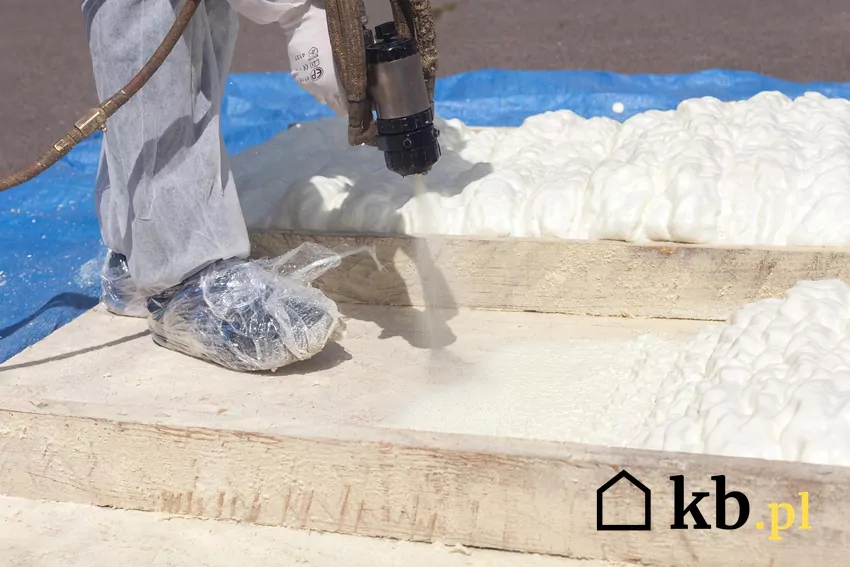 Warstwa pianki PUR o grubości 7 cm ma o 30% mniejszy opór cieplny niż warstwa 10 cm tego samego materiału. Nie oznacza to jednak automatycznie 30% wyższych rachunków za ogrzewanie pianka PUR