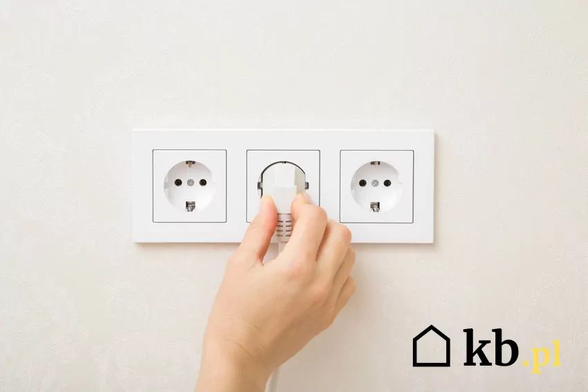 Trzy gniazdka elektryczne, a także porady, na jakiej wysokości umieścić gniazdka elektryczne