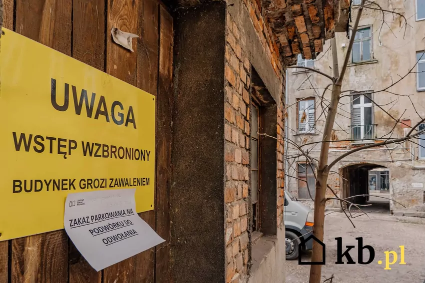 budynek do wyburzenia, tablica ostrzegawcza