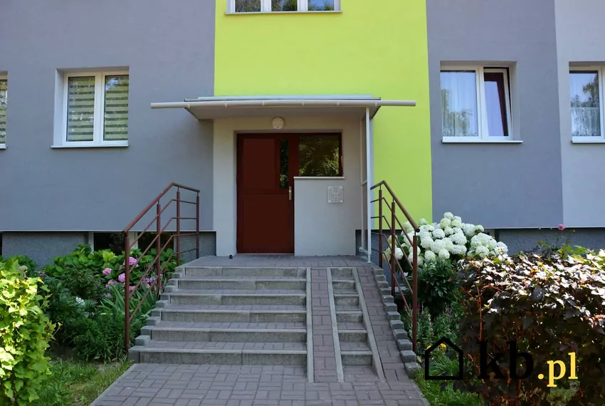 Dzięki zamkniętym drzwiom wejściowym na klatce schodowej jest bezpieczniej blok, wejście na klatkę schodową