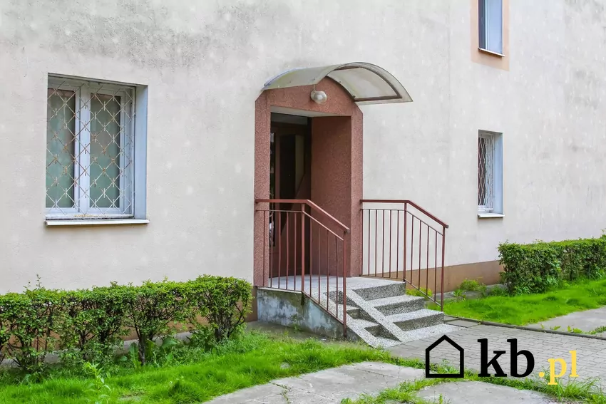 Drzwi wejściowe na klatkę schodową powinny pozostać zamknięte wejście na klatkę schodową
