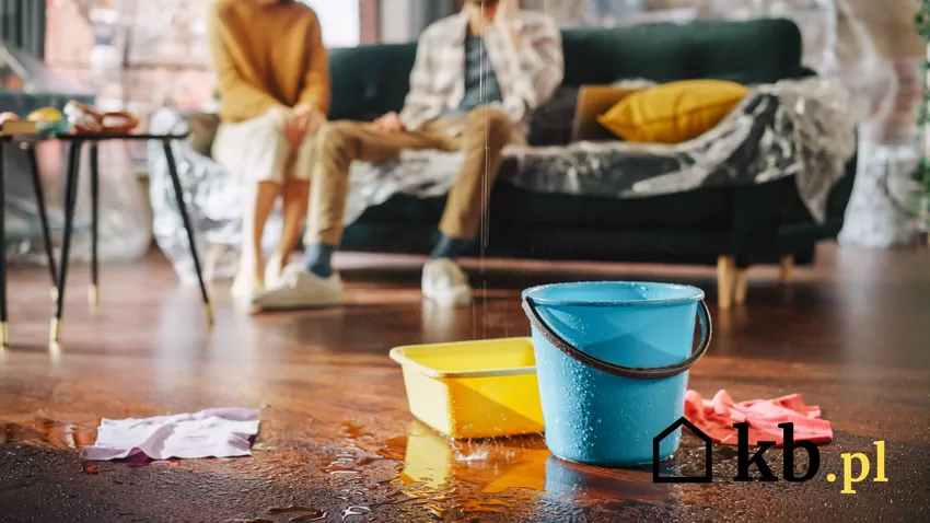 Mokra podłoga w salonie oraz wiadra z wodą, a także porady, jak zlokalizować wyciek wody