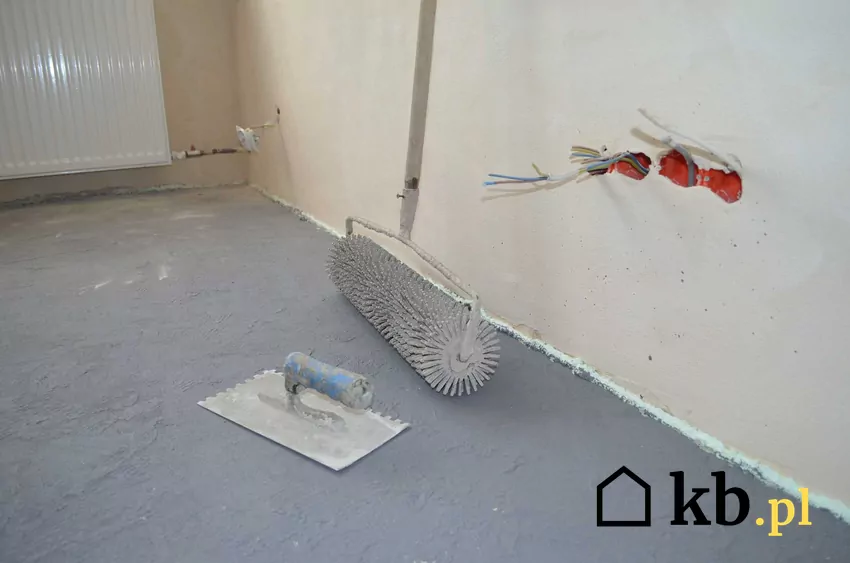 Wylewka betonowa na ziemi oraz praktyczny poradnik, jak przygotować wylewkę betonową Wylewka betonowa na ziemi w mieszakniu, a także podpowiedzi, jak zrobic wylewkę betonową krok po kroku