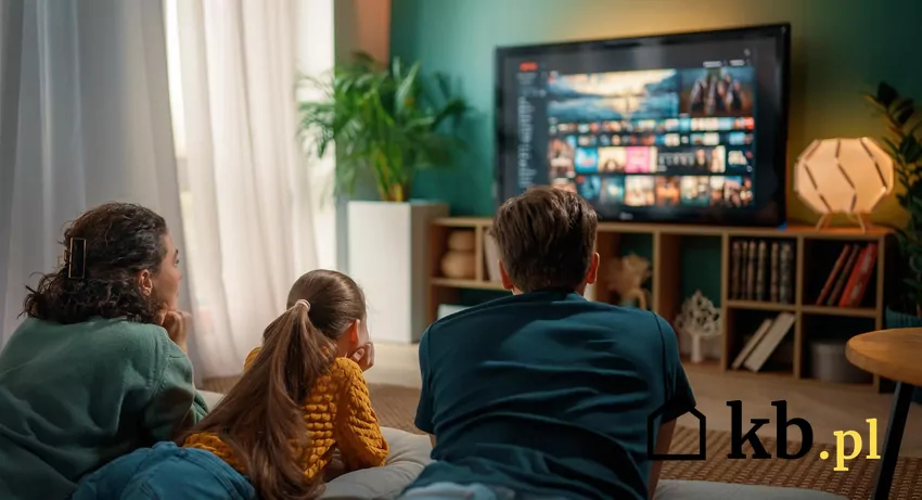 Telewizor LED w salonie pozostaje włączony przez wiele godzin dziennie, co przekłada się na roczne zużycie energii elektrycznej. rodzina przed telewizorem | wygenerowane przez AI