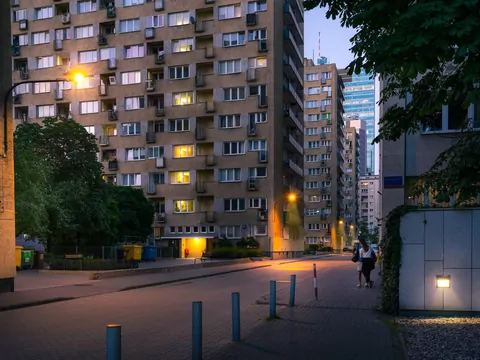 Pękający blok z wielkiej płyty