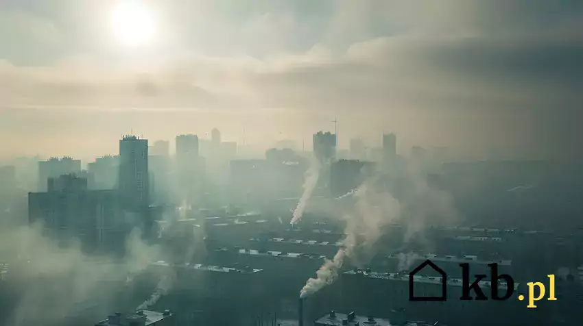 gęsty smog otaczający miasto