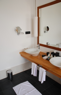 Aranżacja łazienki w stylu modernistycznym Łazienka urządzona zgodnie z zasadami minimalizmu przy użyciu nowoczesnego wzornictwa - source: FreeDigitalPhotos.net by artur84