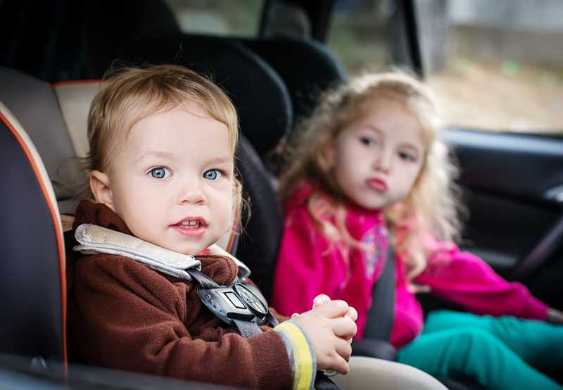 Dzieci w foteliku samochodowym