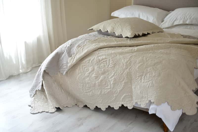 Kapy na łóżko – inspiracje do każdej sypialni, najlepsze materiały, porady