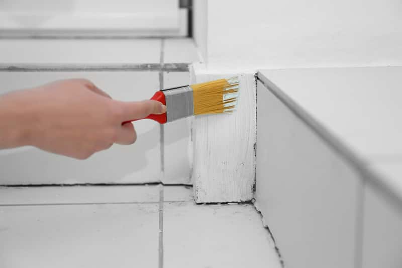 Malowanie płytek łazienkowych – porady praktyczne – farby, instrukcja – krok po kroku