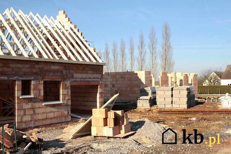 Budowa domu jednorodzinnego na odrolnionej działce budowlanej, czyli przepisy dotyczące odrolnienia działki, koszt, formalności