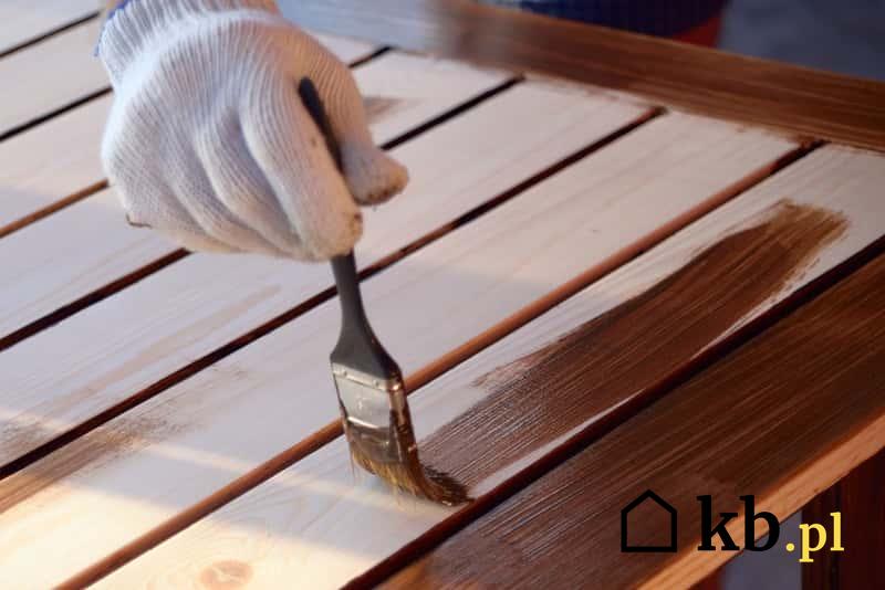 Malowanie drewna nie jest trudne. Farba do drewna to tani i prosty sposób na odnowienie drewnianych mebli czy okien.