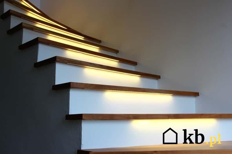 Oświetlenie schodów w domu jednorodzinnym, a także najlepsze rozwiązania i możliwe problemy przy planowaniu oświetlenia