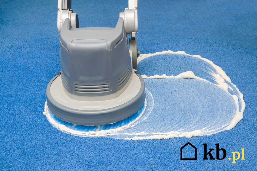 Cennik maszynowego prania dywanów jest bardzo szeroki. Jest to szybki sposób na naprawdę czyste dywany, świeże i w idealnym stanie.