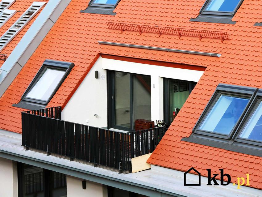 Okna dachowe nie tylko rozświetlają strych, lecz także dodają uroku konstrukcji domu. Są jednak dość drogie, zwłaszcza te od uznanych producentów.