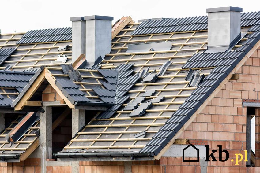 Dachówki na dachu domu jednorodzinnego, a także inne rodzaje pokryć dachowych i ich zastosowanie krok po kroku