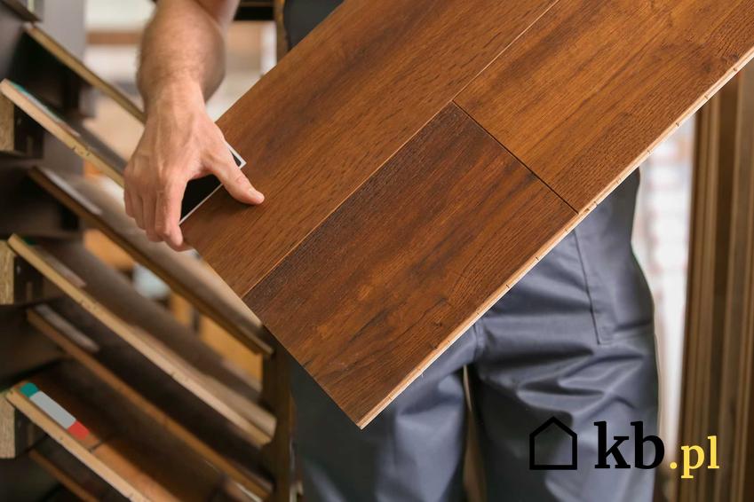 Rodzaj drewna warto dobrać do stylu i sposobu umeblowania wnętrza. Drewniana podłoga świetnie się sprawdza w wielu różnych przypadkach.