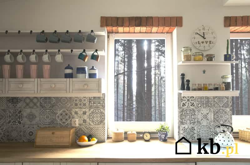 Okno w kuchni ozdobione ciekawymi płytkami i dekoracją z cegiełek, a także informacje, jak udekorować okno kuchenne krok po kroku