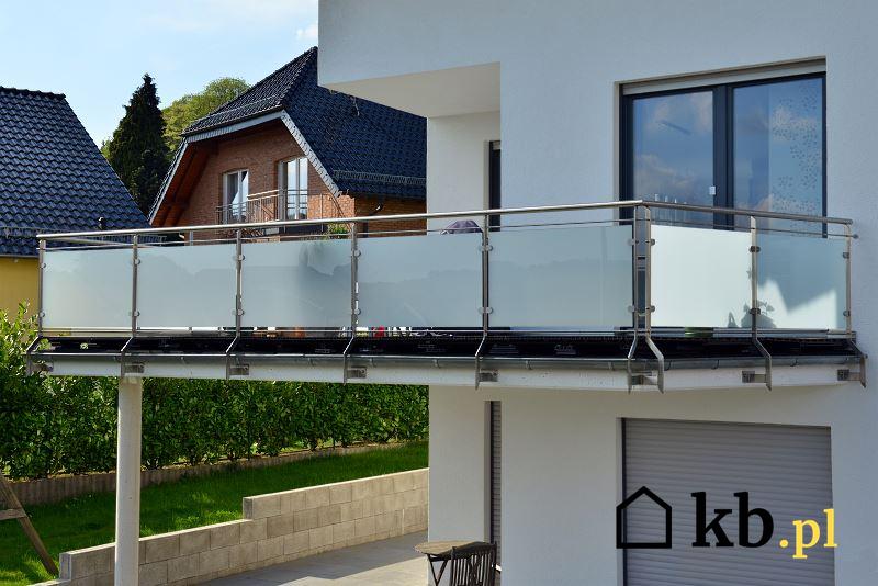 Zewnętrzna barierka na balkon ładnie się prezentuje. Jest konieczna, by zapewnić bezpieczeństwo, a szklana dodatkowo wygląda nowocześnie.