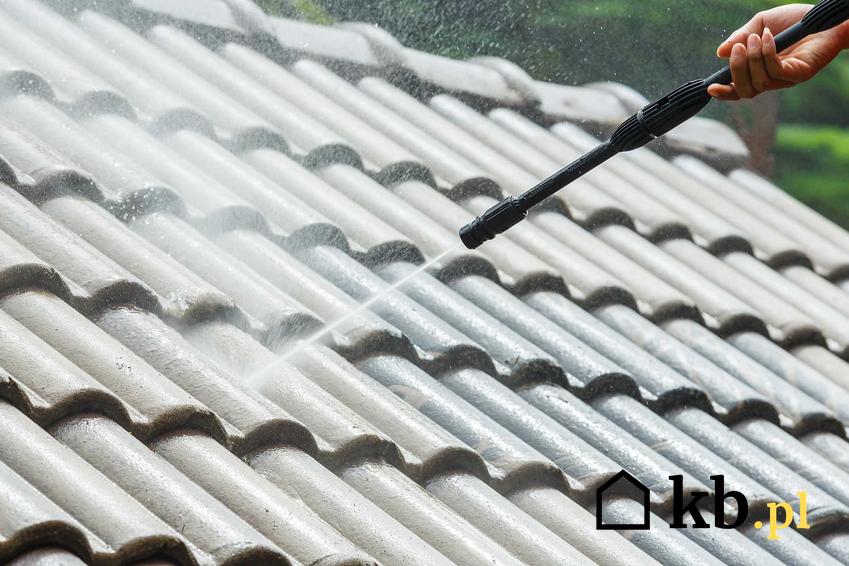 Mycie dachu za pomocą myjki ciśnieniowej można przeprowadzić samodzielnie. Woda pod ciśnieniem pomoże usunąć wszelkie zabrudzenia.