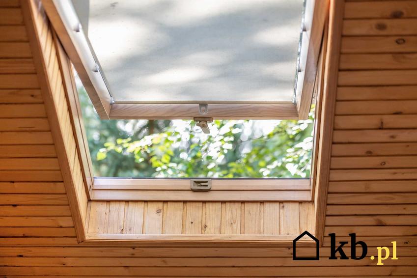 Rolety do okien dachowych są droższe niż standardowe, ale ich montaż nie jest trudny. Możesz kupić rolety dachowe zewnętrzne i wewnętrzne.