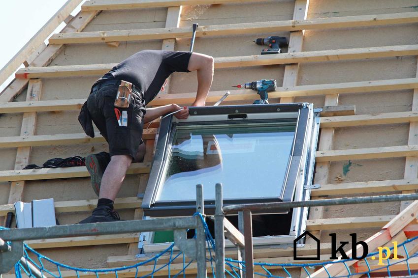 Czasami montaż okna dachowego wymaga ingerencji w więźbę lub inne elementy konstrukcyjne budynku. Dlatego wstawienie okna połaciowego bywa trudne.