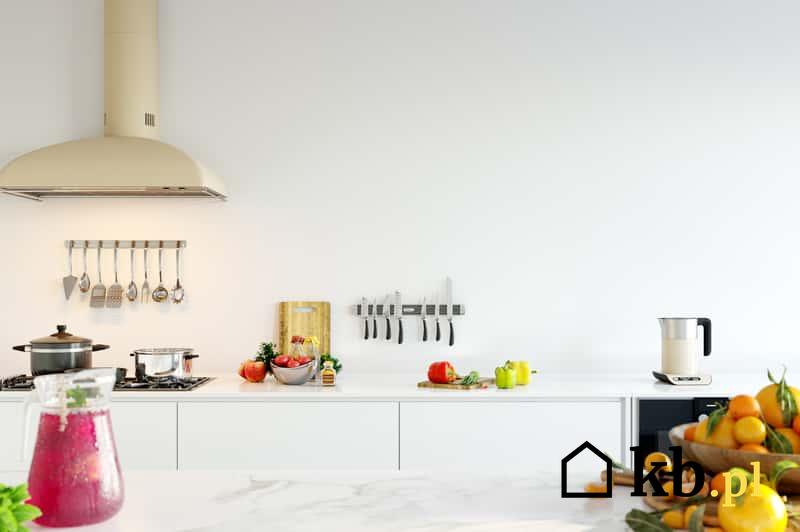 Ściana w kuchni pomalowana zwykłą białą farbą krok po kroku, a także co na ścianę w kuchni zamiast płytek