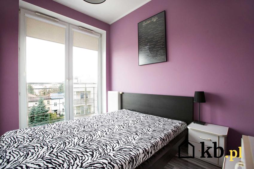 Fioletowa ściana w sypialni w nowoczesnym stylu, a także jaki kolor ścian do sypialni sprawdzi się najlepiej