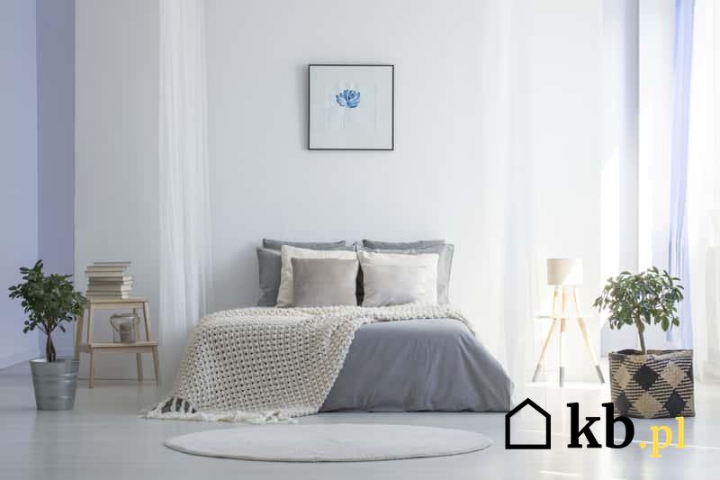 Mały dywan okrągły w sypialni przed łóżkiem, a także najciekawsze oferty okrągłych dywanów i ich ceny i producenci