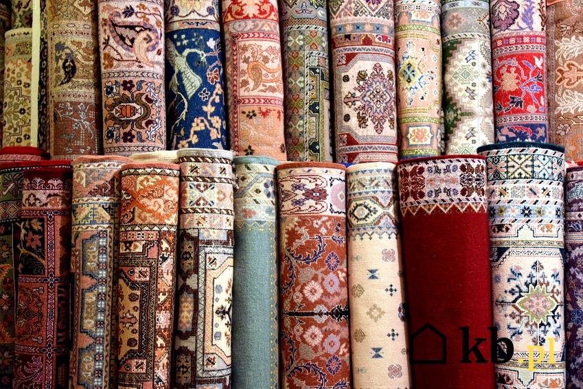 Dywany marokańskie dobrze sprawdzają się w tradycyjnych i klasycznych wnętrzach. Zbierają świetne opinie, ale mogą mieć dość wysokie ceny - często są naturalne.