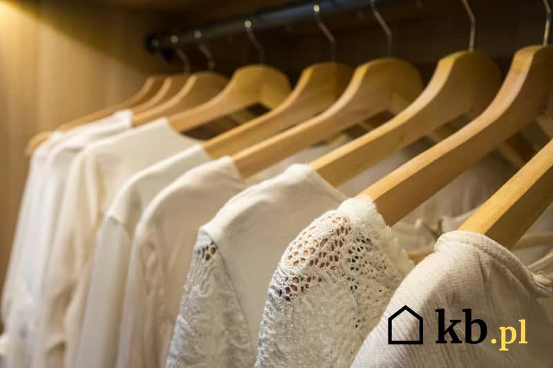 Ubrania wiszące w szafie ze sklepu Jysk, a także przegląd modeli, rodzaje, ceny oraz opinie i porady co do oferty sklepu
