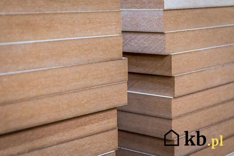 Panele drewniane to świetne rozwiązanie na podłoge. Są trwałe i ładne, mają wysokie klasy ścieralności i dobrze sprawdzają się w pokojach.