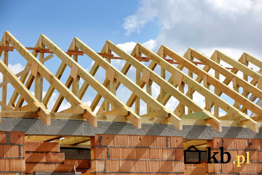 Więźba dachowa składa się z licznych belek umieszczonych w różnych kierunkach. To najważniejsze elementy dachu, odpowiadające za jego konstrukcję.