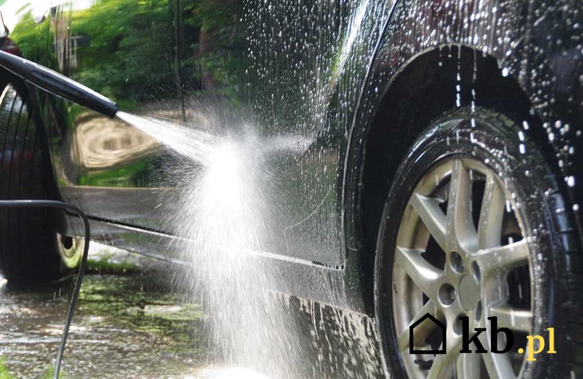 Mycie samochodu myjką ciśnieniową na własnej posesji a prawo - zakaz mycia samochodów na podwórku w mieście